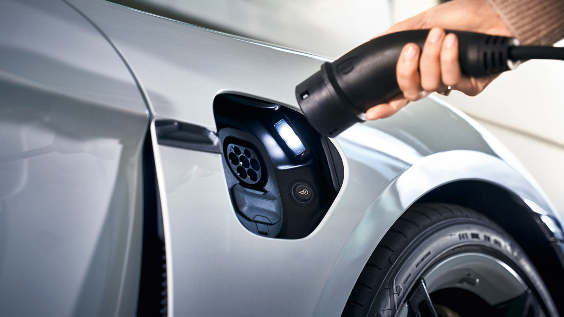 Заряджання електрокарів Porsche.