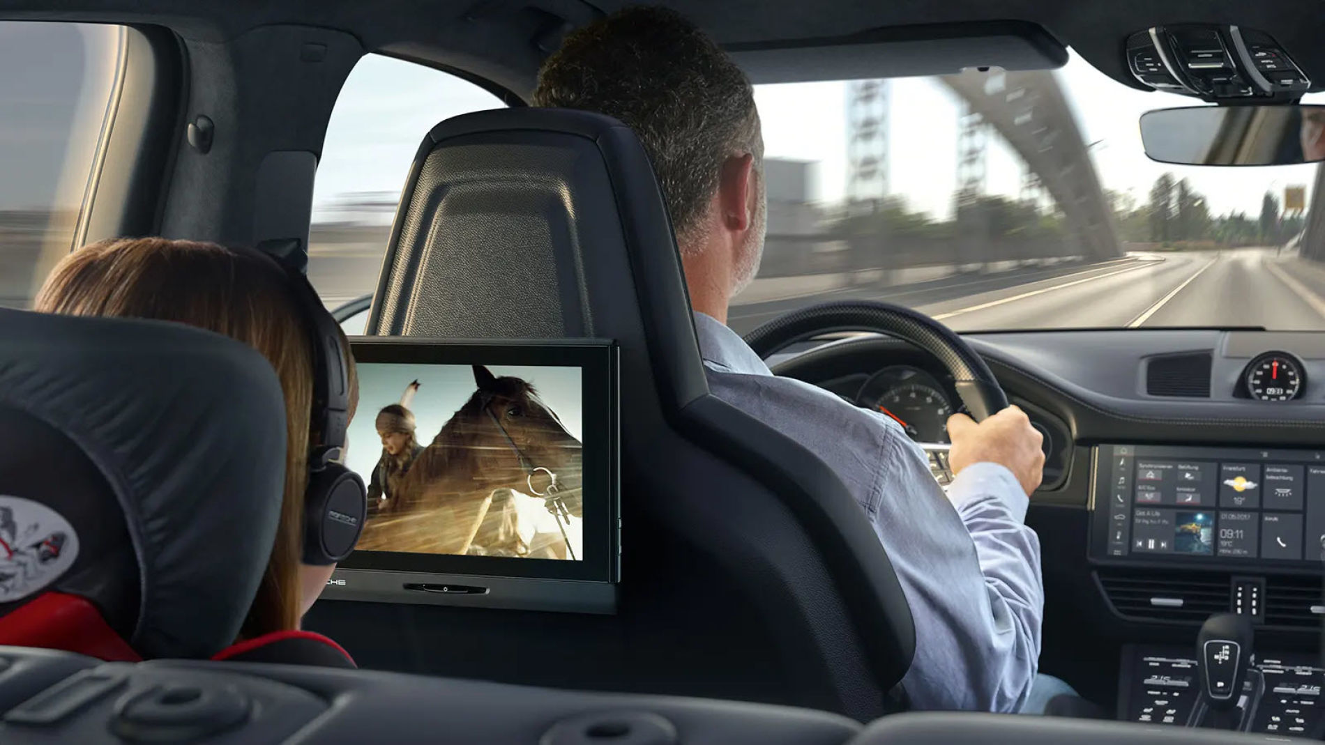 Інформаційно-розважальна система для задніх сидінь