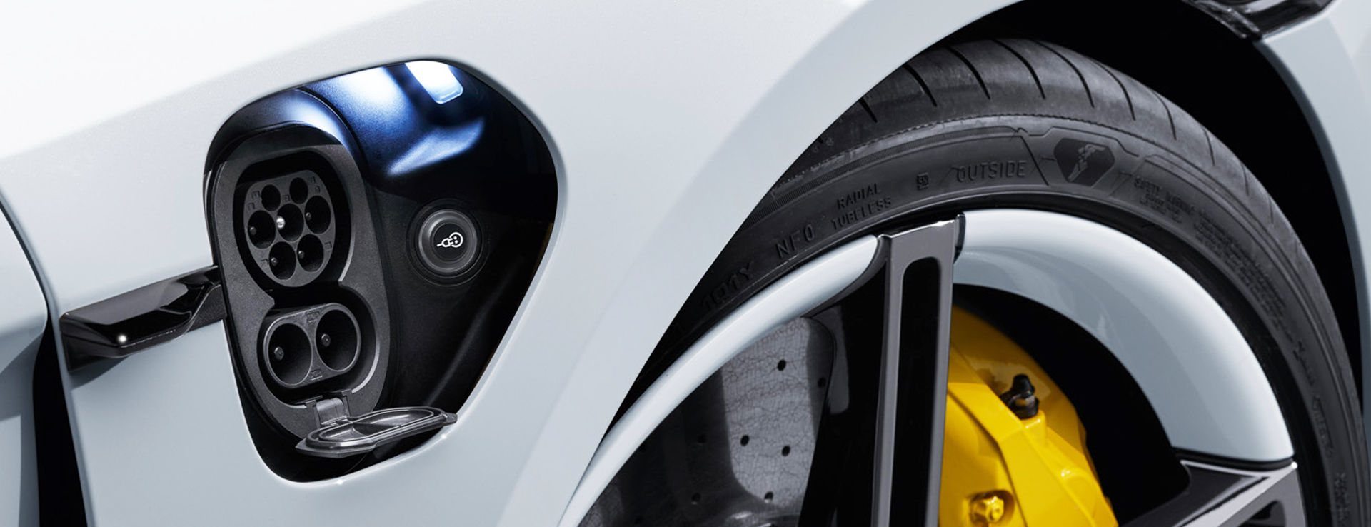 1. Двері зарядного порту з обох боків.