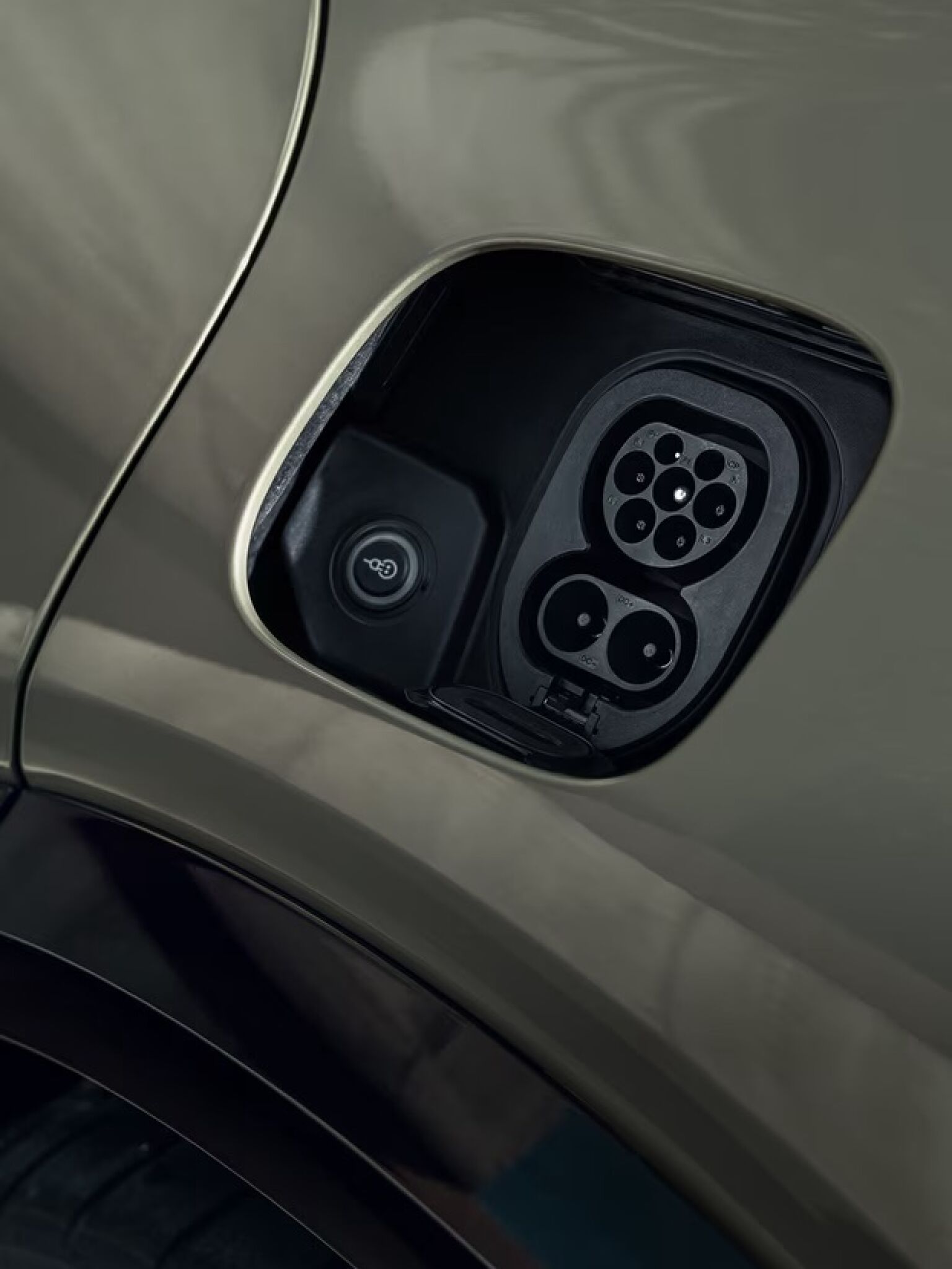 Два зарядних роз’єми з кришками на електроприводі.