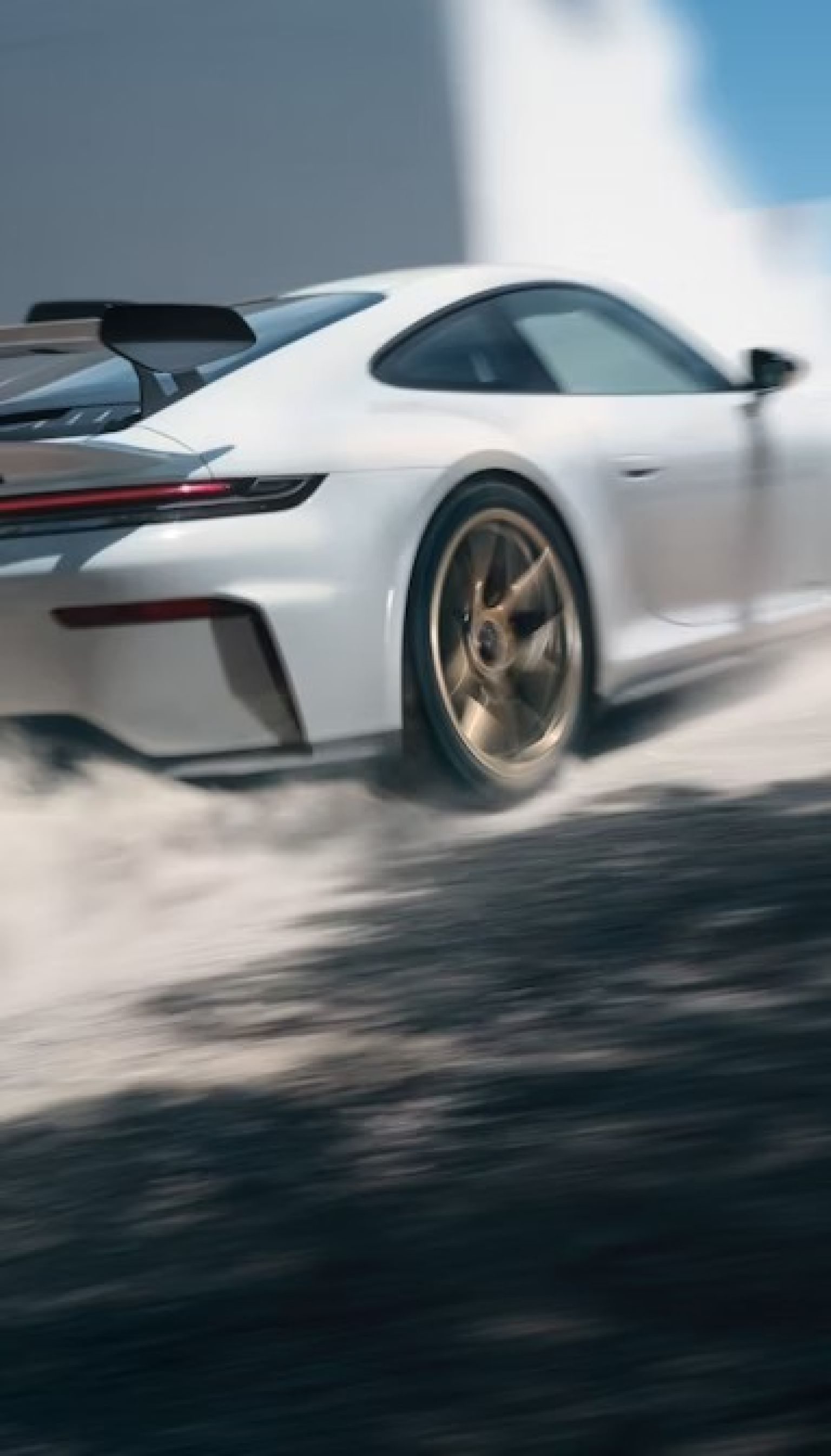 Компоненти шасі з легкого армованого карбоновим волокном пластику (CFRP).