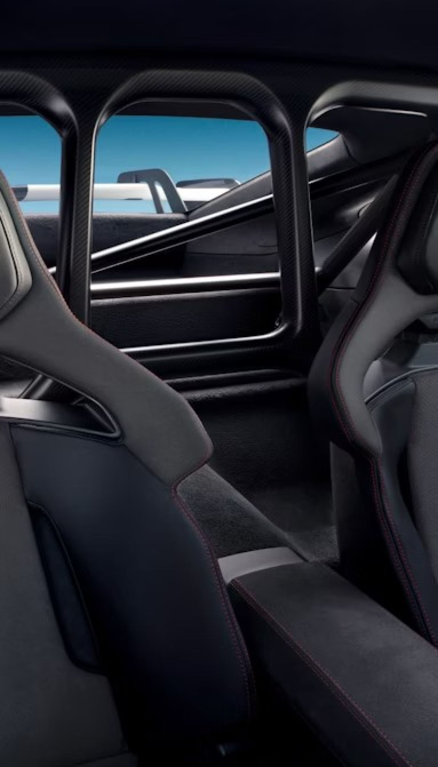 Каркас безпеки з легкого армованого карбоновим волокном пластику (CFRP).