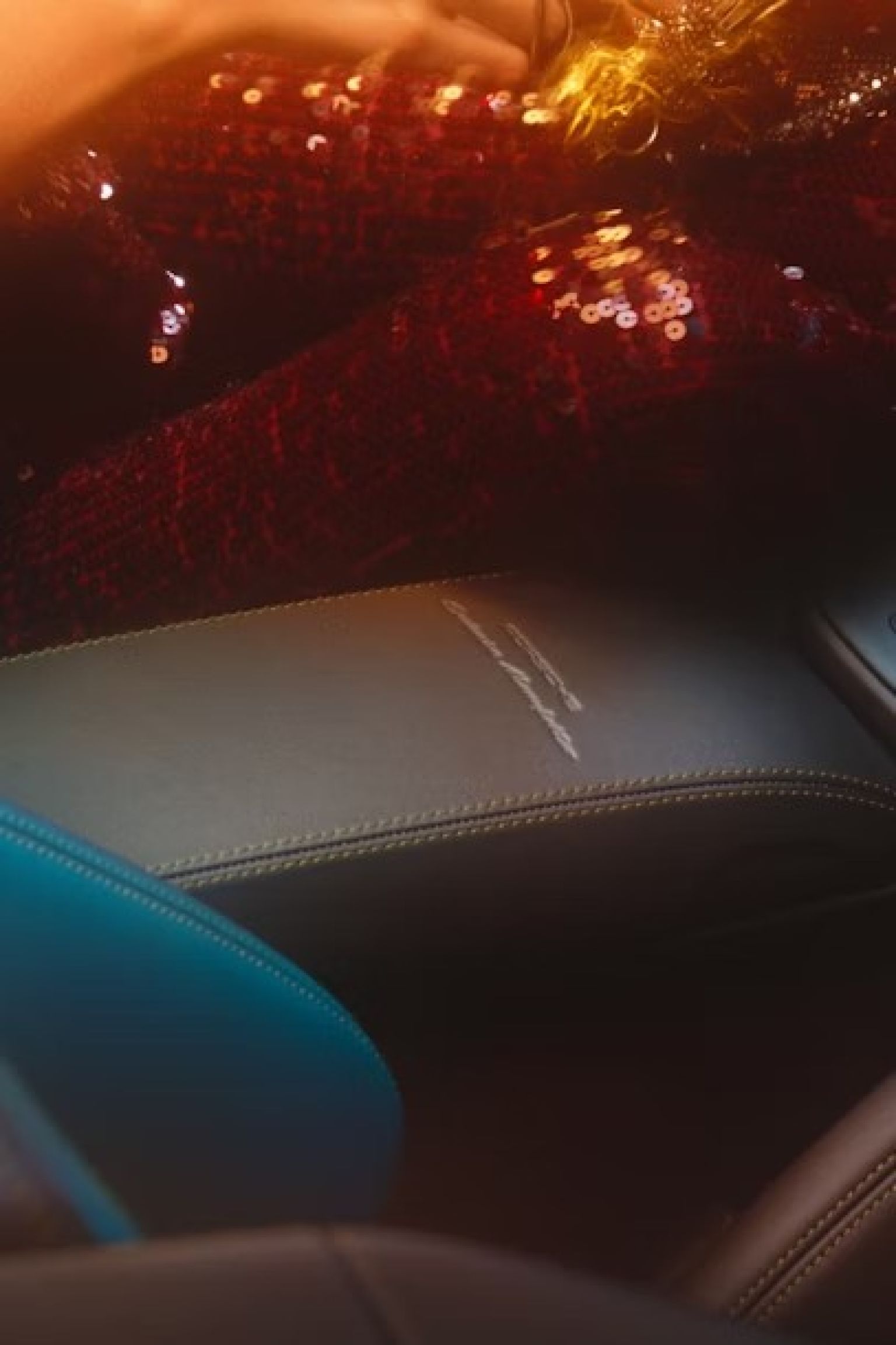 Відсік для зберігання з тисненням.