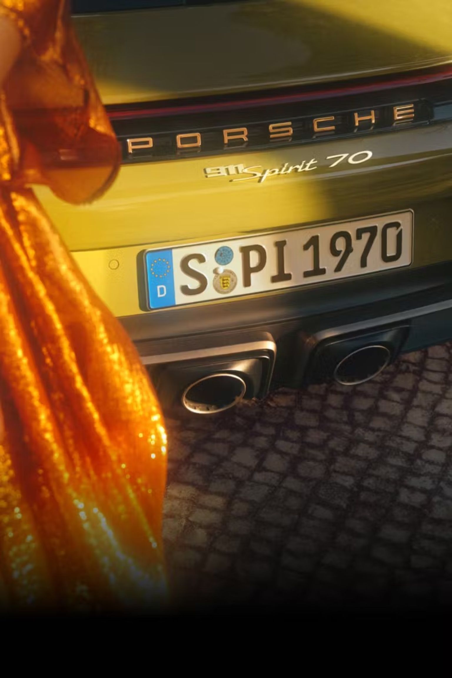 Золотисті написи.