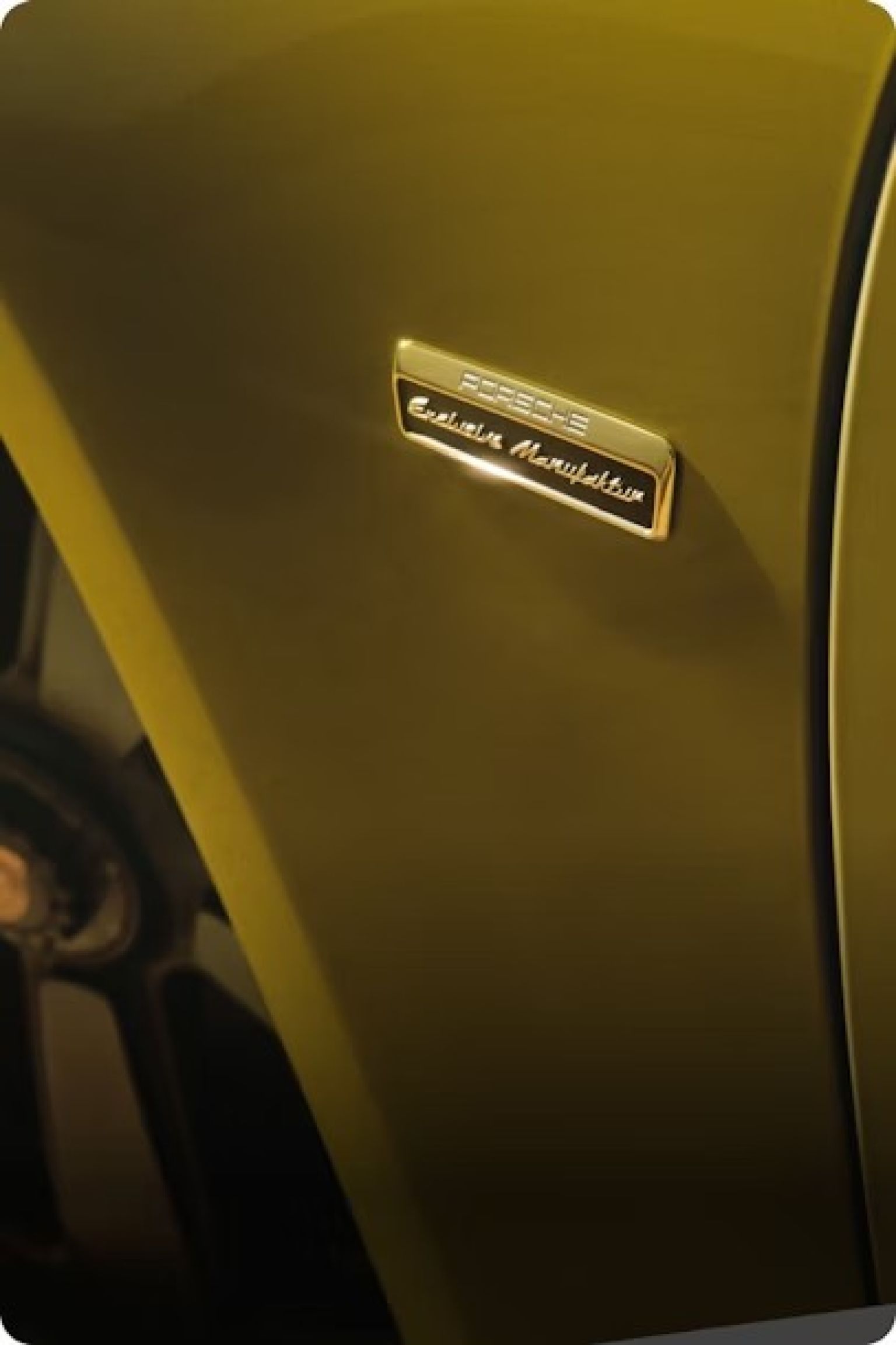 Крила з емблемами.