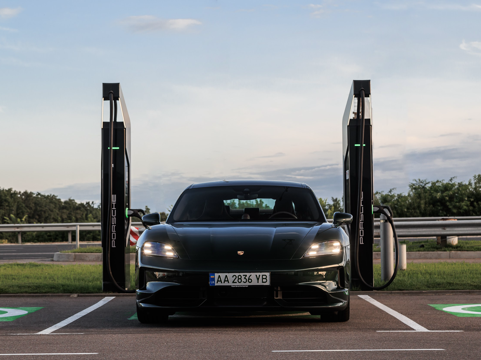 Заряджайтеся в Україні на локаціях Porsche Destination Charging