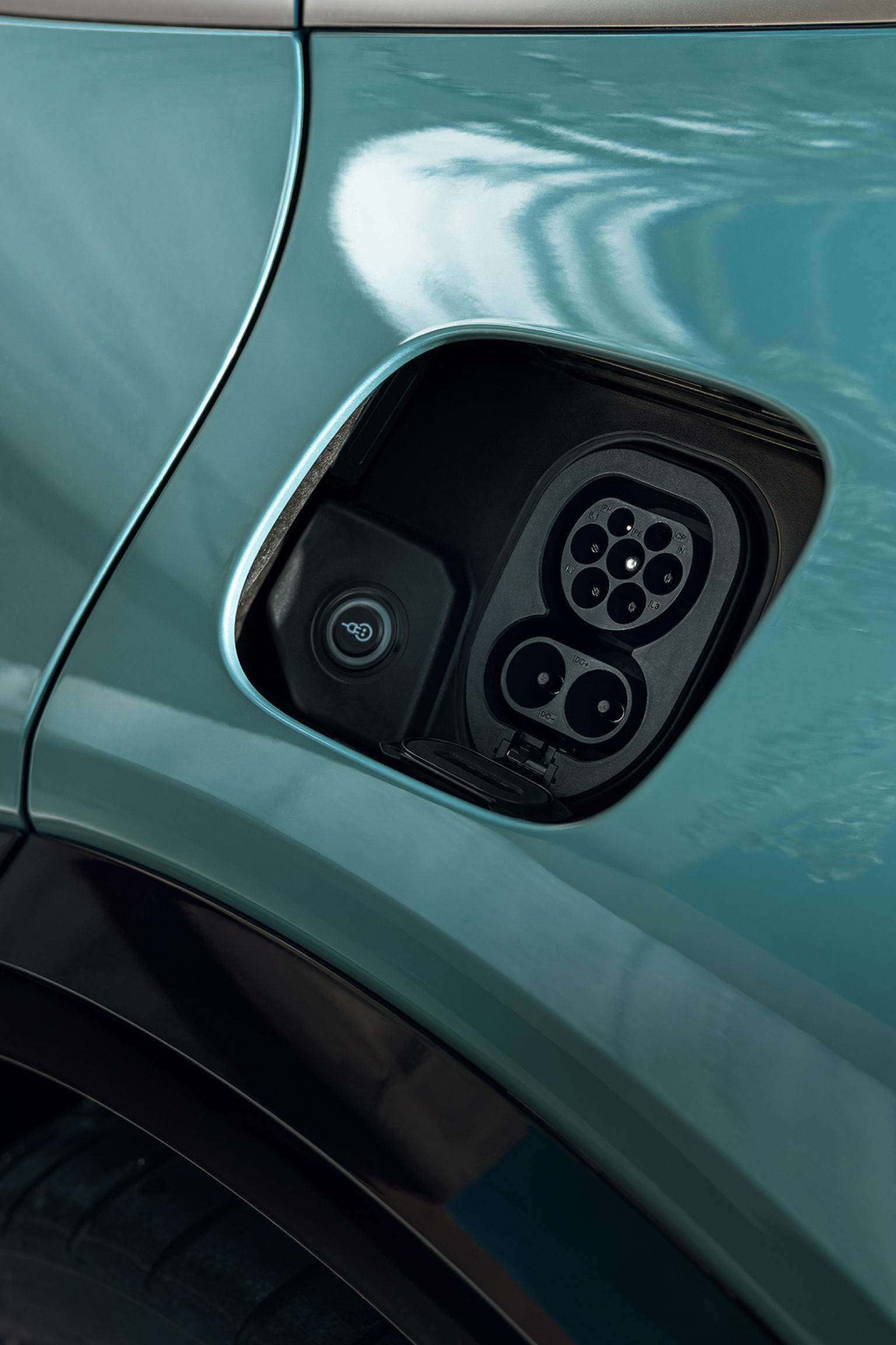 Два електричні люки зарядних портів.