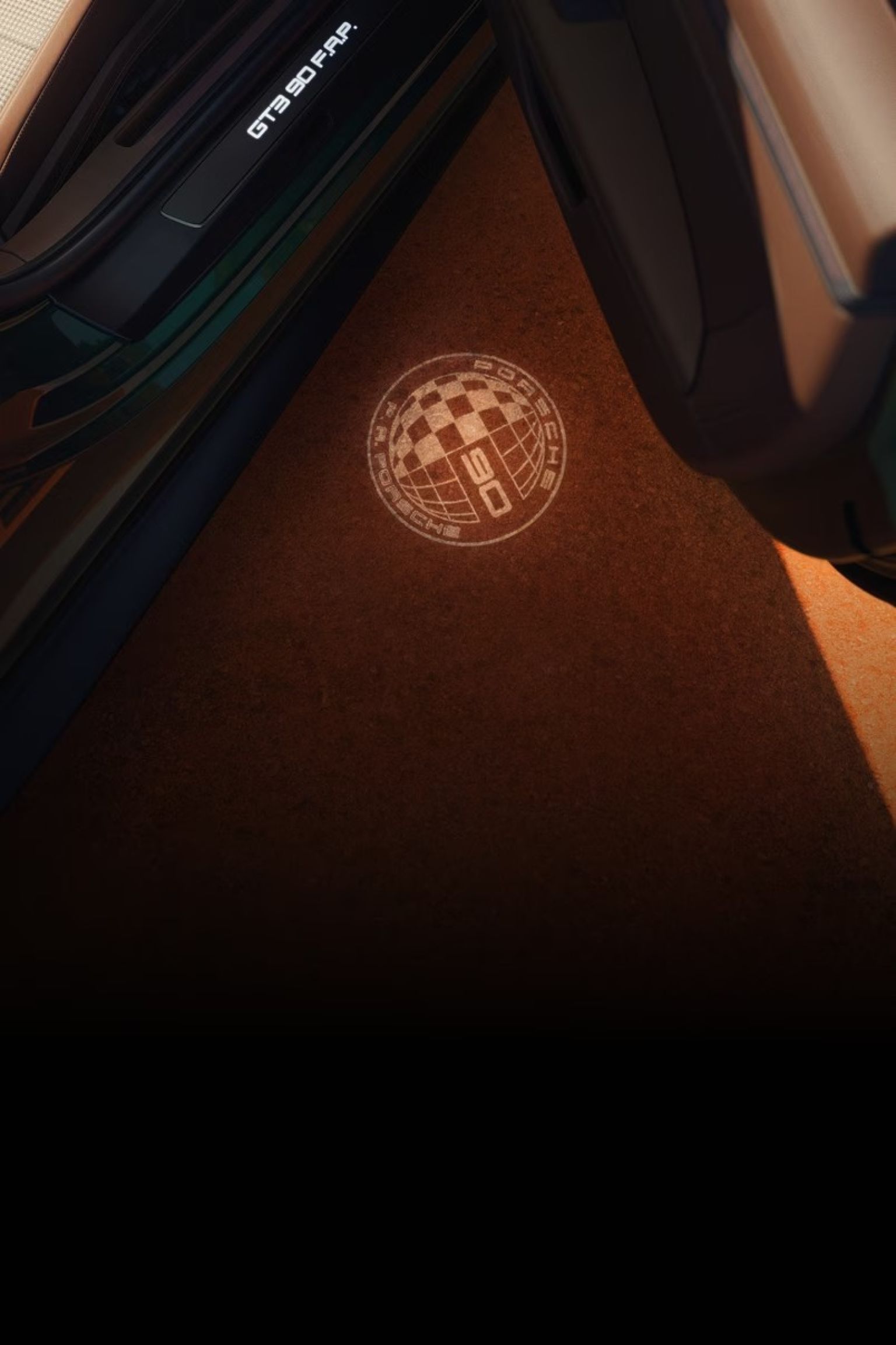 Підсвічування дверей та захисні накладки на пороги.