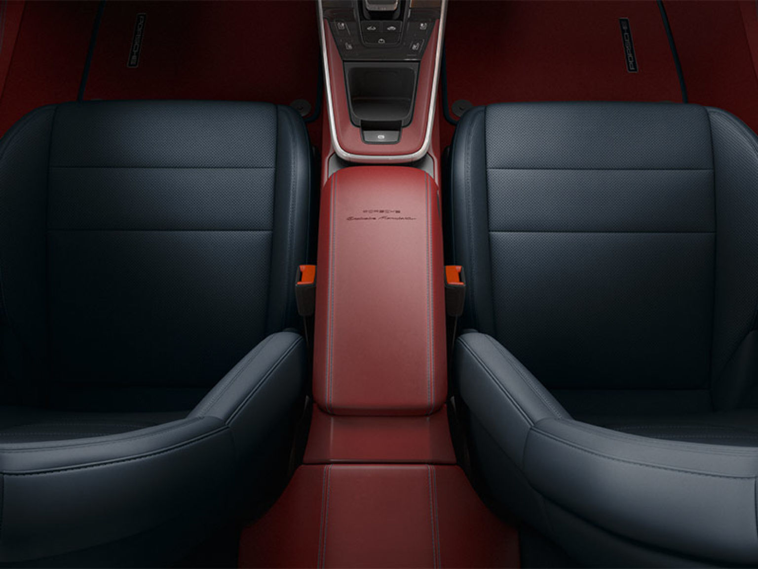 Напис Porsche Exclusive на кришці відсіку для зберігання