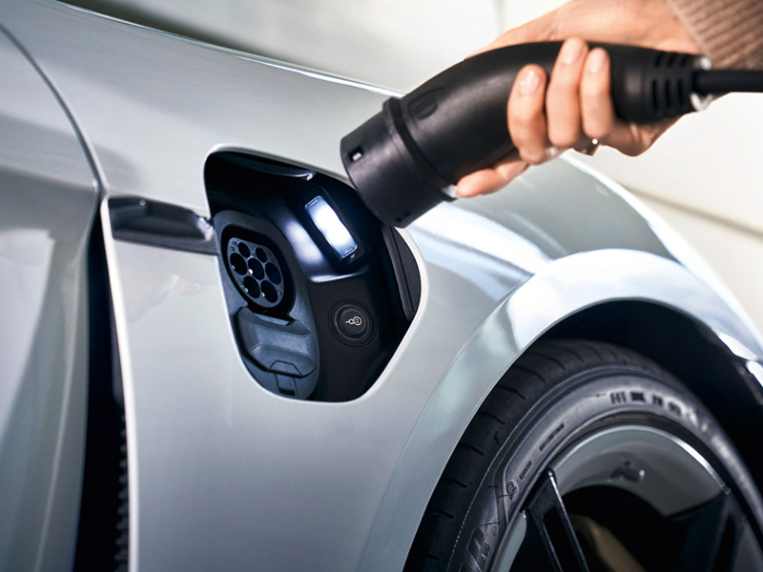 Заряджання електропривідних моделей Porsche.